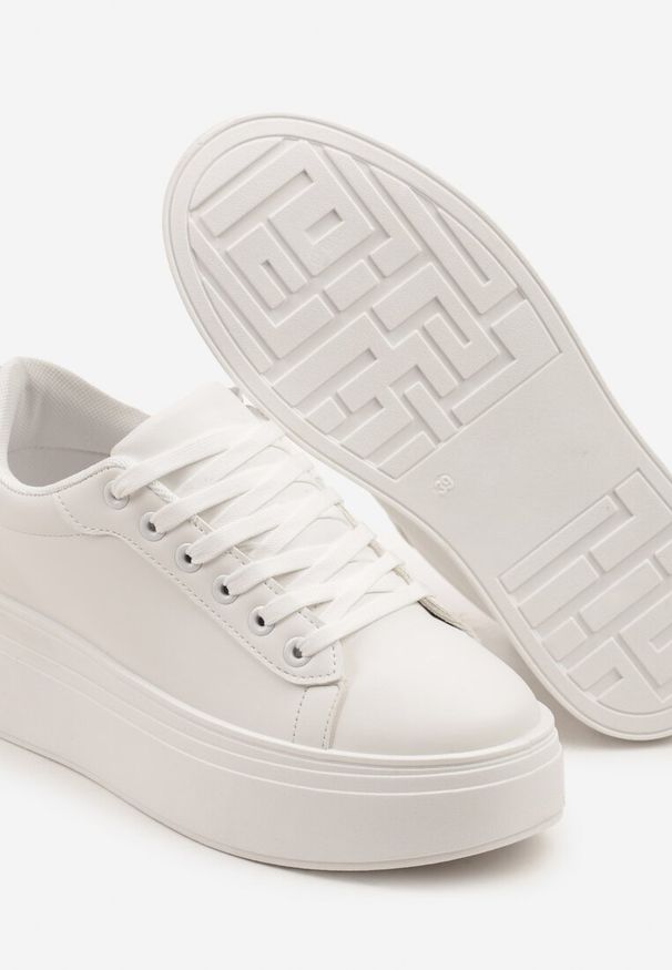 Renee - Biało-Czarne Basicowe Sneakersy na Platformie Milio. Okazja: na co dzień. Kolor: biały. Obcas: na platformie