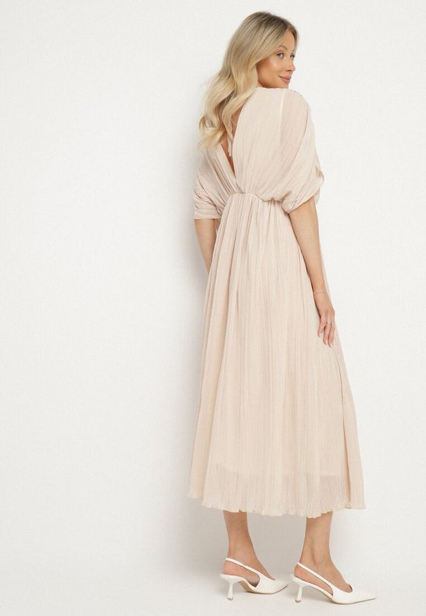 Born2be - Beżowa Sukienka Rozkloszowana z Wiązaniem na Szyi o Luźnym Kroju Napila. Okazja: na co dzień. Typ kołnierza: dekolt w kształcie V. Kolor: beżowy. Styl: elegancki, casual, klasyczny