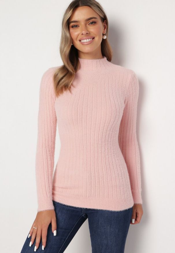 Born2be - Różowy Wełniany Sweter Prążkowany z Długim Włosiem Aryndra. Kolor: różowy. Materiał: wełna, prążkowany. Długość rękawa: długi rękaw. Długość: długie