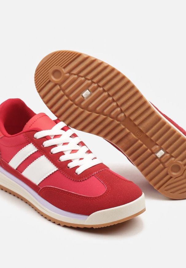 Born2be - Czerwone Sneakersy Klasyczne Tenisówki z Przeszyciami Kelluria. Okazja: na co dzień. Nosek buta: okrągły. Kolor: czerwony. Materiał: jeans. Obcas: na płaskiej podeszwie