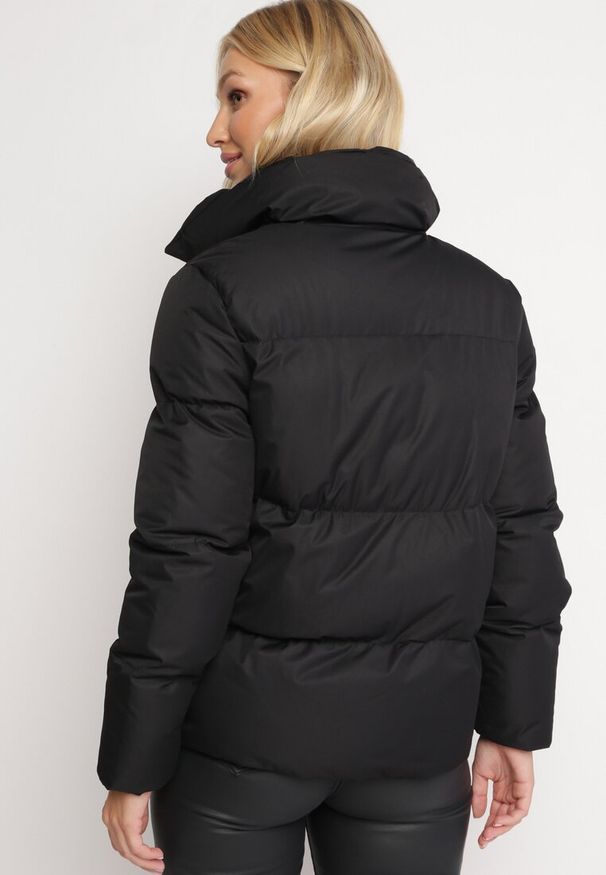Born2be - Czarna Kurtka Pikowana ze Stójką Astasia. Typ kołnierza: kołnierzyk stójkowy. Kolor: czarny. Wzór: jednolity. Sezon: zima, jesień. Styl: elegancki