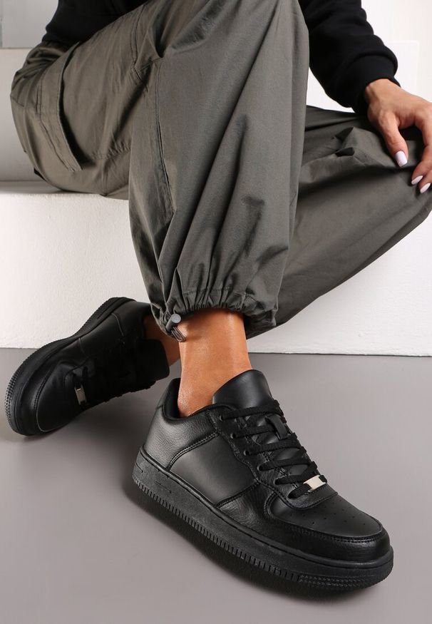 Renee - Czarne Sznurowane Sneakersy do Kostki Akema. Okazja: na co dzień. Nosek buta: okrągły. Zapięcie: sznurówki. Kolor: czarny. Materiał: materiał, skóra, jeans. Wzór: aplikacja. Obcas: na obcasie. Wysokość obcasa: niski