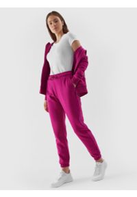 4f - Spodnie dresowe joggery damskie - różowe. Kolor: różowy. Materiał: dresówka