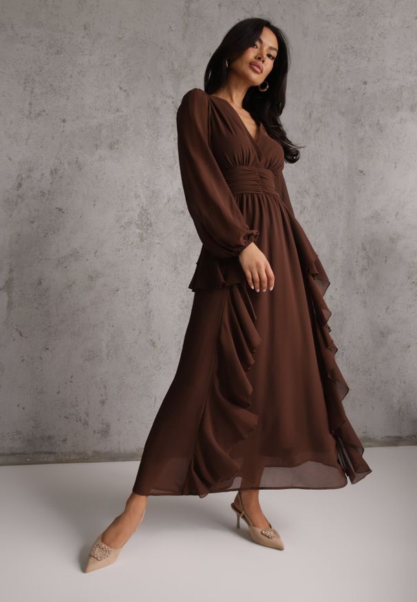 Renee - Brązowa Rustykalna Sukienka Wieczorowa z Falbanami i Marszczeniem w Talii Himereanes. Typ kołnierza: kołnierz z falbankami. Kolor: brązowy. Materiał: tkanina. Wzór: gładki, aplikacja. Typ sukienki: rozkloszowane. Styl: wizytowy