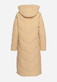 Born2be - Ciemnobeżowa Kurtka Pikowana o Długim Fasonie z Nieodpinanym Kapturem i Kieszeniami Nerilani. Okazja: na co dzień, na spacer. Kolor: beżowy. Materiał: skóra. Długość: długie. Sezon: zima. Styl: casual, elegancki #4