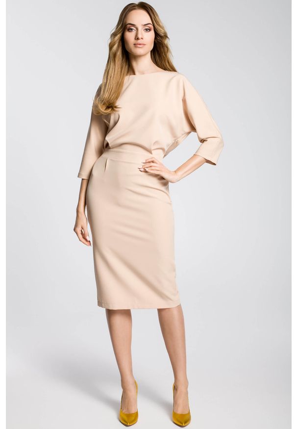 MOE - Sukienka elegancka midi kimonowa góra i dopasowany dół beżowa. Okazja: na spotkanie biznesowe, do pracy. Kolor: beżowy. Typ sukienki: dopasowane. Styl: elegancki. Długość: midi