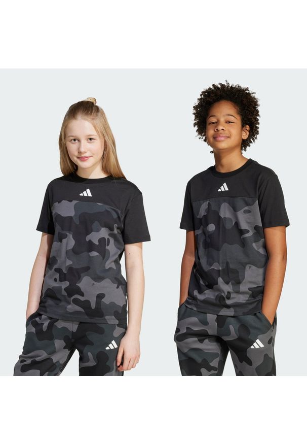 Adidas - Koszulka Seasonal Essentials Camo Cotton Kids. Kolor: czarny, wielokolorowy, biały. Wzór: nadruk. Sport: joga i pilates