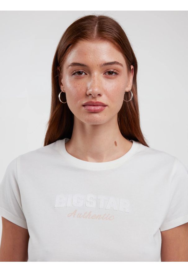 Big-Star - Koszulka damska z logo BIG STAR z kolekcji Authentic biała Della 100. Kolor: biały. Materiał: poliester, dzianina, materiał. Wzór: aplikacja. Styl: klasyczny