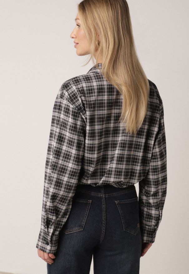 Born2be - Czarna Krótka Bawełniana Koszula w Kratę z Marszczeniem Wenatia. Okazja: na co dzień. Kolor: czarny. Materiał: bawełna. Długość: krótkie. Styl: casual