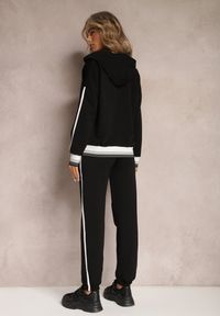 Renee - Czarny Komplet Dresowy z Bawełny z Lampasami i Ściągaczami Senique. Kolor: czarny. Materiał: dresówka, bawełna. Wzór: aplikacja #4