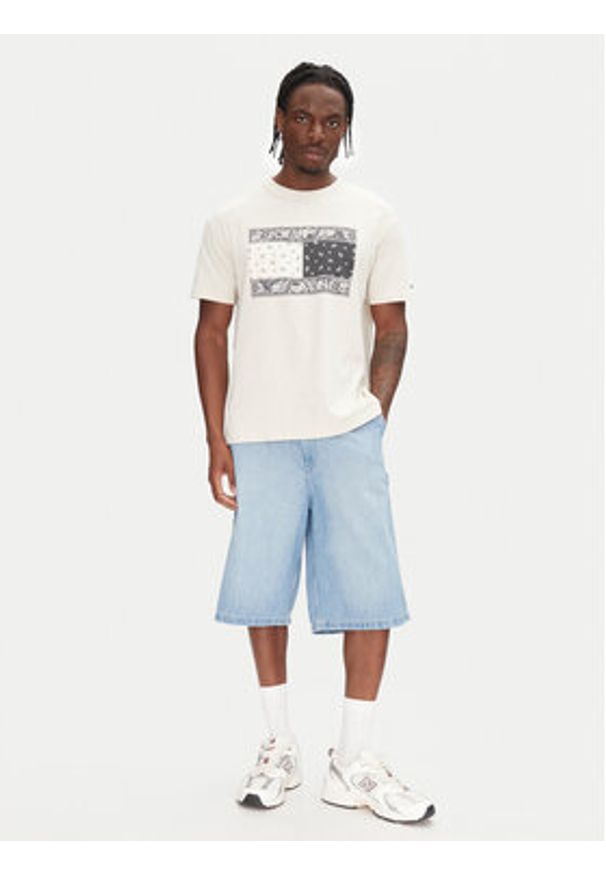 Tommy Jeans T-Shirt Paisley Flag DM0DM20810 Beżowy Relaxed Fit. Kolor: beżowy. Materiał: bawełna. Wzór: paisley