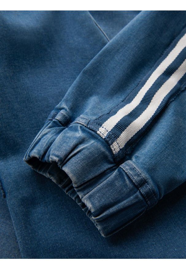 Ombre Clothing - Jeansowe męskie joggery z lampasami – niebieskie V3 OM-PADJ-0156 - XXL. Okazja: na co dzień. Kolor: niebieski. Materiał: jeans. Styl: retro, sportowy, casual