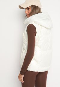 Born2be - Biała Pikowana Kamizelka z Kapturem i Ściągaczami Timorae. Okazja: na spacer. Typ kołnierza: kaptur. Kolor: biały. Materiał: jeans #5