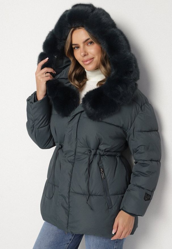 Born2be - Ciemnozielona Kurtka z Pikowanymi Przeszyciami i Kapturem z Futerkiem Galiadia. Okazja: na spacer, na co dzień. Kolor: zielony. Materiał: futro. Styl: casual, klasyczny, sportowy