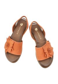 Sandały damskie Armodo, cholewka ze skóry naturalnej płaskie odkryte palce pasek na pięcie ozdobny kwiat, pomarańczowe, 40471. Okazja: na co dzień. Zapięcie: pasek. Kolor: pomarańczowy. Wzór: kwiaty. Materiał: skóra. Sezon: lato. Obcas: na obcasie. Styl: casual. Wysokość obcasa: niski #9