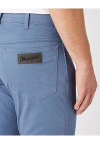 Wrangler - WRANGLER TEXAS SLIM MĘSKIE SPODNIE MATERIAŁOWE BLUE MIRAGE W12SEAXOD. Materiał: materiał