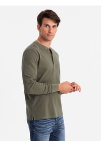 Ombre Clothing - Zapinany pod szyją męski longsleeve z dzianiny waflowej – oliwkowy V1. Okazja: na co dzień. Typ kołnierza: typu henley. Kolor: oliwkowy. Materiał: dzianina. Długość rękawa: długi rękaw. Długość: długie. Styl: casual