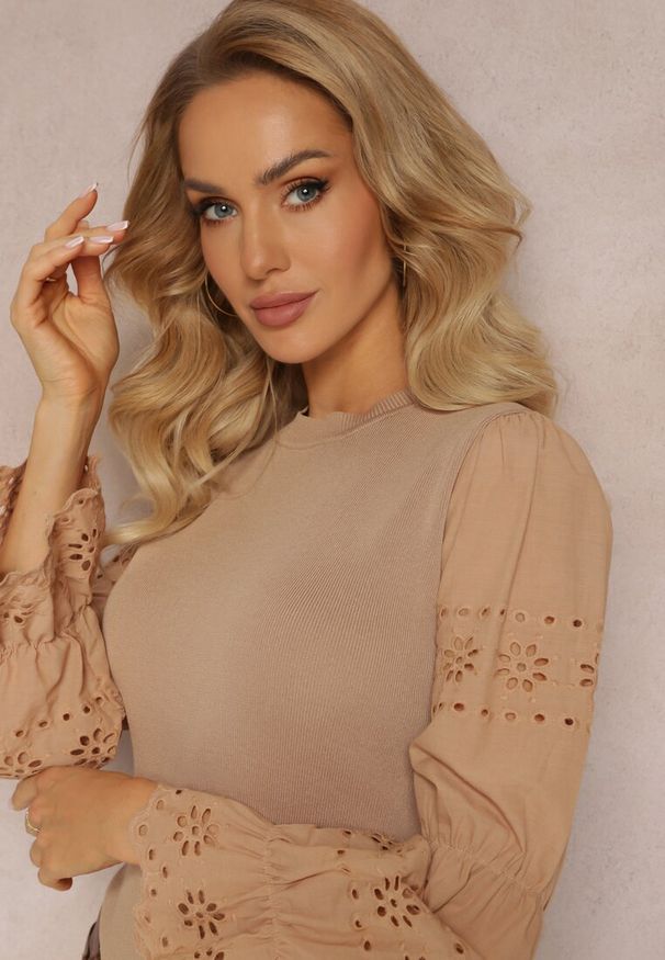 Renee - Beżowy Sweter z Ozdobnym Haftem i Ażurowym Rękawem Anulika. Kolor: beżowy. Materiał: wiskoza. Wzór: haft, ażurowy. Sezon: jesień, zima