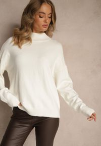 Renee - Biały Gładki Golf Zdobiony Guzikami przy Dekolcie Rallessa. Okazja: na randkę, na co dzień, na spotkanie biznesowe. Typ kołnierza: golf. Kolor: biały. Materiał: jeans. Długość rękawa: długi rękaw. Długość: długie. Wzór: gładki, aplikacja. Styl: klasyczny, casual, elegancki, biznesowy #5