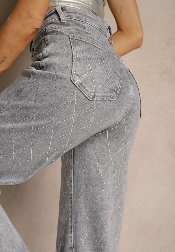 Renee - Szare Bawełniane Jeansy o Szerokim Fasonie High Waist z Cyrkoniami Melsedi. Okazja: na co dzień. Stan: podwyższony. Kolor: szary. Wzór: aplikacja. Styl: casual, elegancki