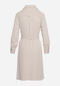 Born2be - Beżowa Sukienka Koszulowa z Kieszeniami w Stylu Utility Naiatema. Okazja: na co dzień. Kolor: beżowy. Typ sukienki: koszulowe. Styl: klasyczny, casual #7