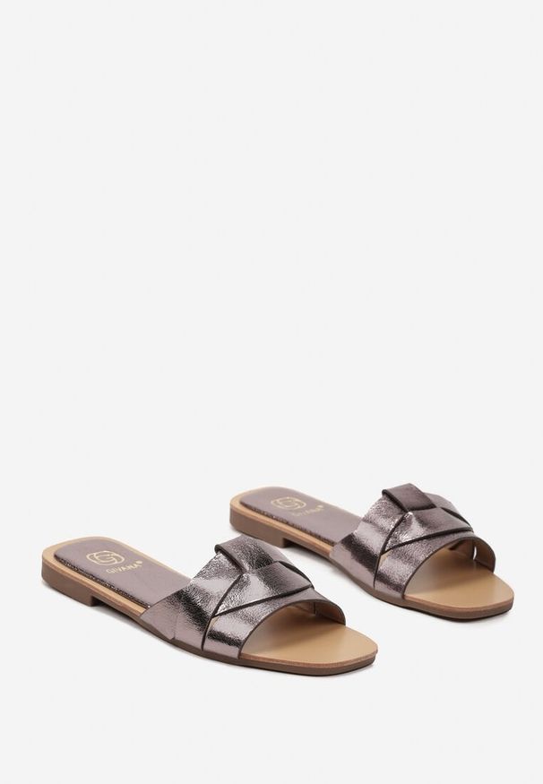 Renee - Srebrno-Szare Klapki z Kwadratowym Noskiem i Przeplatanym Paskiem Eglanitta. Kolor: srebrny. Sezon: lato