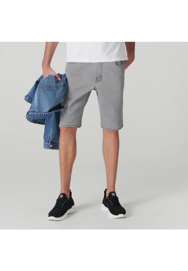 Sinsay - Szorty jeansowe jogger - Jasny szary. Kolor: szary. Materiał: jeans