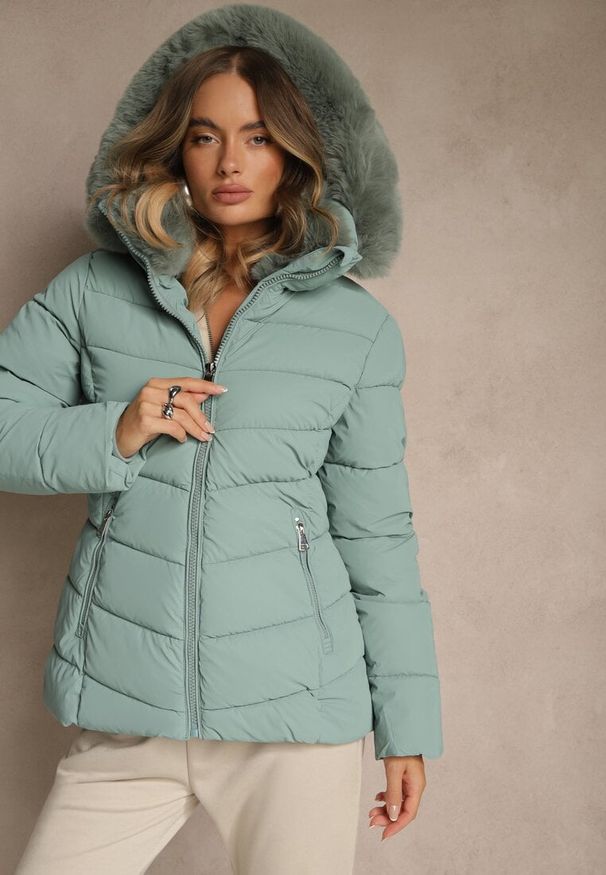 Renee - Jasnozielona Pikowana Kurtka o Taliowanym Kroju z Kapturem z Futerkiem Olidessa. Okazja: na spacer, na co dzień. Typ kołnierza: kaptur. Kolor: zielony. Materiał: futro. Styl: casual