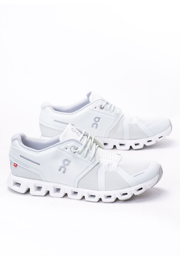 Buty treningowe damskie białe On Running Cloud 5. Kolor: biały. Materiał: guma, tkanina. Sport: bieganie