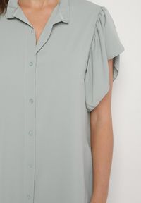 Born2be - Jasnozielona Sukienka Koszulowa z Guzikami i Falbankami Tenalena. Okazja: na co dzień. Typ kołnierza: kołnierz z falbankami. Kolor: zielony. Typ sukienki: koszulowe. Styl: elegancki, casual, sportowy #5