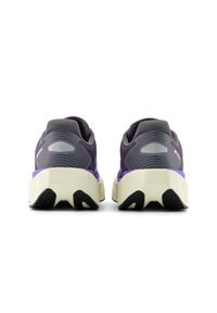 Buty damskie New Balance FuelCell Rebel v5 WFCX8L2 – fioletowe. Kolor: fioletowy. Materiał: guma, syntetyk, materiał. Szerokość cholewki: normalna. Wzór: geometria. Sport: fitness, bieganie #3