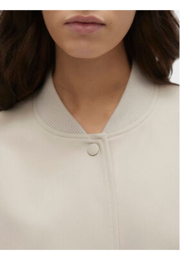 Vero Moda Kurtka bomber Amala 10307303 Beżowy Regular Fit. Kolor: beżowy. Materiał: syntetyk