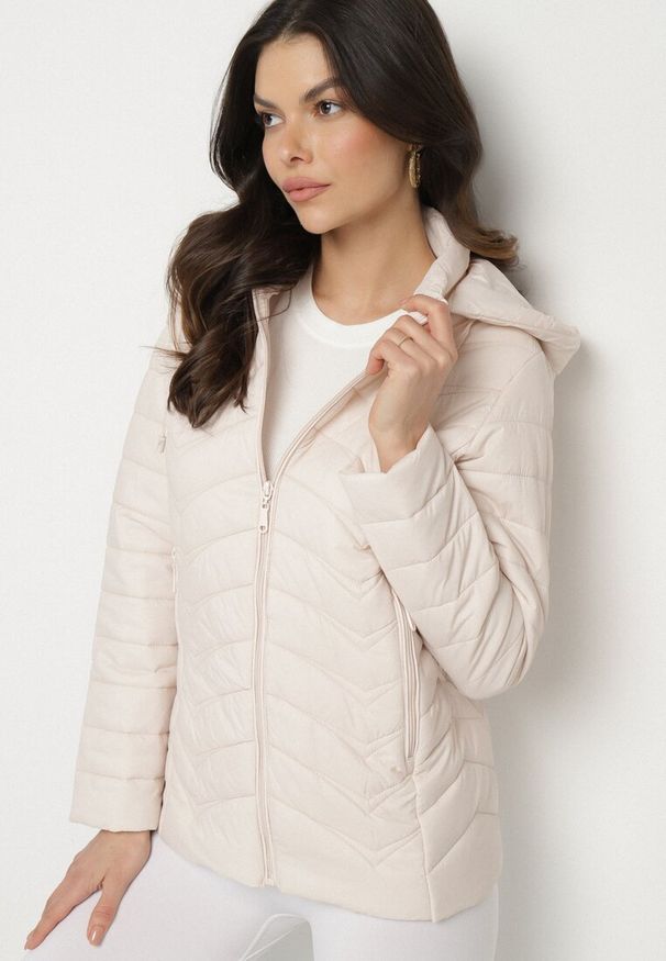 Born2be - Jasnobeżowa Pikowana Kurtka z Kapturem z Możliwością Odpięcia Natisme. Okazja: na co dzień. Typ kołnierza: kaptur. Kolor: beżowy. Materiał: jeans. Styl: casual, elegancki