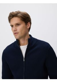 Reserved - Rozpinany sweter ze stójką - granatowy. Typ kołnierza: kołnierzyk stójkowy. Kolor: niebieski. Materiał: dzianina, bawełna