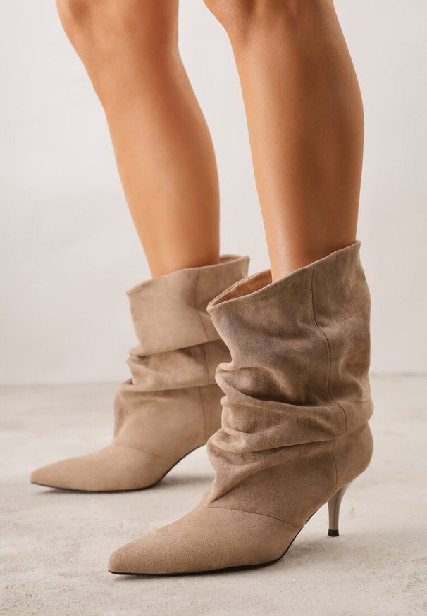 Born2be - Ciemnobeżowe Botki na Szpilce z Marszczoną Cholewką Hailenia. Okazja: na co dzień. Kolor: beżowy. Szerokość cholewki: normalna. Obcas: na szpilce. Styl: casual, elegancki. Wysokość obcasa: średni