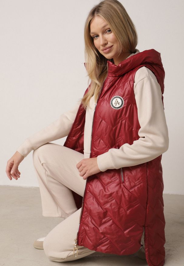 Born2be - Czerwona Przejściowa Kamizelka Pikowana o Długim Kroju z Kapturem i Naszywką Harmaste. Okazja: na co dzień. Typ kołnierza: kaptur. Kolor: czerwony. Materiał: jeans. Długość: długie. Wzór: aplikacja. Styl: casual