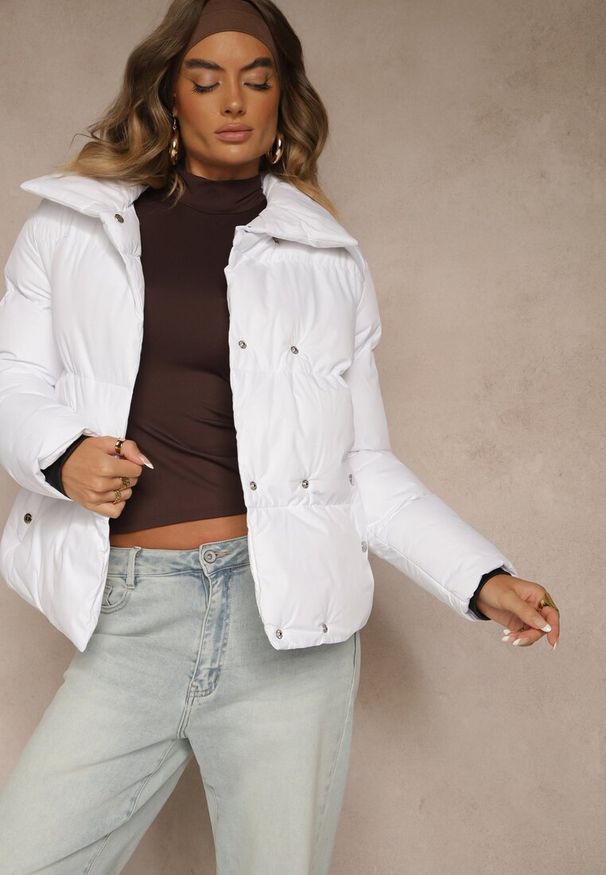 Renee - Biała Pikowana Kurtka na Napy Elriona. Kolor: biały. Długość rękawa: długi rękaw. Długość: długie