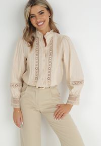 Born2be - Jasnobeżowa Koszula ze Stójką i Koronką Argochis. Typ kołnierza: kołnierzyk stójkowy. Kolor: beżowy. Materiał: koronka. Wzór: koronka #6