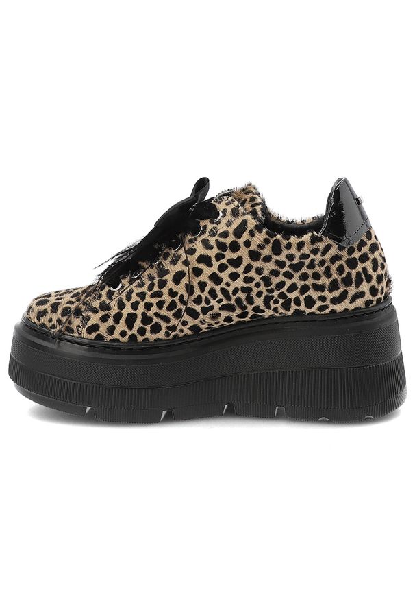 Sneakersy damskie Karino, skórzane w panterkę na wysokiej platformie z kokardą z okrągłym noskiem, beżowo-czarne naplak, 5726-043-P. Okazja: na co dzień. Nosek buta: okrągły. Kolor: czarny. Materiał: skóra. Wzór: motyw zwierzęcy. Obcas: na platformie. Styl: casual