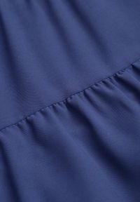 Born2be - Niebieska Rozkloszowana Sukienka z Falbankami Zapinana przy Szyi Rettesa. Okazja: na co dzień. Typ kołnierza: kołnierz z falbankami. Kolor: niebieski. Materiał: wiskoza. Sezon: lato. Styl: casual, elegancki #6