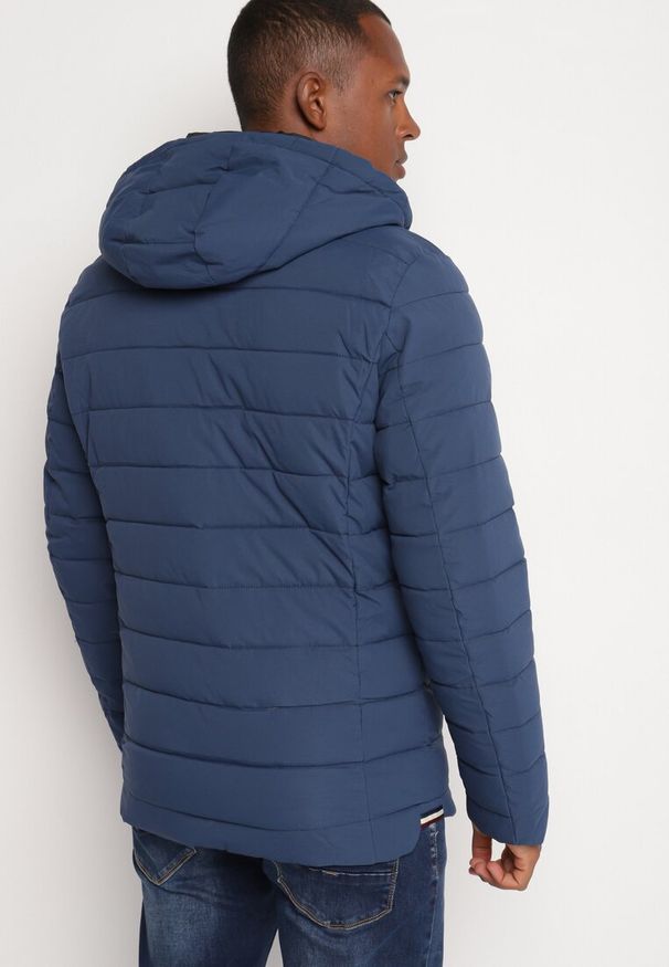 Born2be - Granatowa Pikowana Kurtka o Prostym Kroju z Odpinanym Kapturem Zivilie. Okazja: na co dzień, na spotkanie biznesowe, do pracy. Kolor: niebieski. Materiał: jeans. Długość rękawa: długi rękaw. Długość: długie. Styl: wizytowy, biznesowy, elegancki, casual