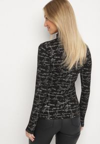Born2be - Czarna Bluzka z Bawełny w Stylu Longsleeve z Półgolfem w Literowy Nadruk Azelenia. Okazja: na co dzień. Kolor: czarny. Materiał: bawełna. Długość rękawa: długi rękaw. Wzór: nadruk. Styl: casual #5