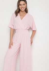 Born2be - Jasnoróżowy Kopertowy Kombinezon z Gumką w Talii i Szerokimi Nogawkami Vimashea. Okazja: na co dzień. Kolor: różowy. Styl: elegancki, casual #3