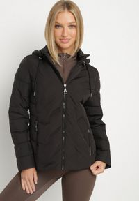 Born2be - Czarna Kurtka Przejściowa z Kapturem i Ozdobnym Pikowaniem Cilvessa. Okazja: na spacer, na co dzień. Typ kołnierza: kaptur. Kolor: czarny. Materiał: poliester, jeans. Styl: casual, elegancki, klasyczny #1