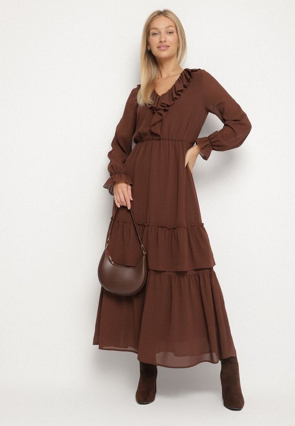 Born2be - Brązowa Siateczkowa Sukienka VICES o Rozkloszowanym Kroju z Falbanami Arevite. Typ kołnierza: dekolt w kształcie V. Kolor: brązowy. Typ sukienki: rozkloszowane. Styl: klasyczny