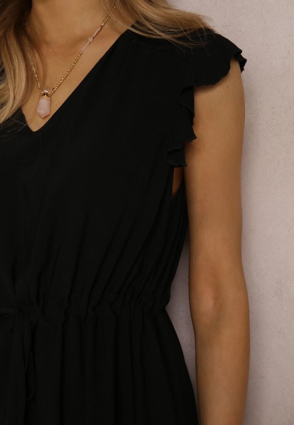 Renee - Czarna Sukienka z Wiskozy Apostelis. Kolor: czarny. Materiał: wiskoza. Sezon: lato. Typ sukienki: rozkloszowane. Styl: klasyczny. Długość: midi