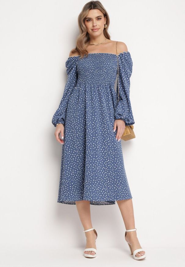 Born2be - Granatowa Rozkloszowana Sukienka Midi w Kropki Farnai. Kolor: niebieski. Wzór: kropki. Typ sukienki: rozkloszowane. Styl: retro. Długość: midi