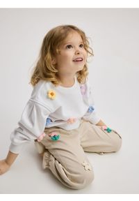 Reserved - Spodnie z aplikacją 3D - beżowy. Kolor: beżowy. Materiał: bawełna. Wzór: aplikacja #1