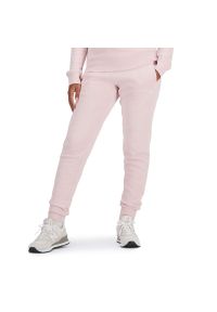 Spodnie dresowe New Balance WP03805SOI - różowe. Kolor: różowy. Materiał: dresówka