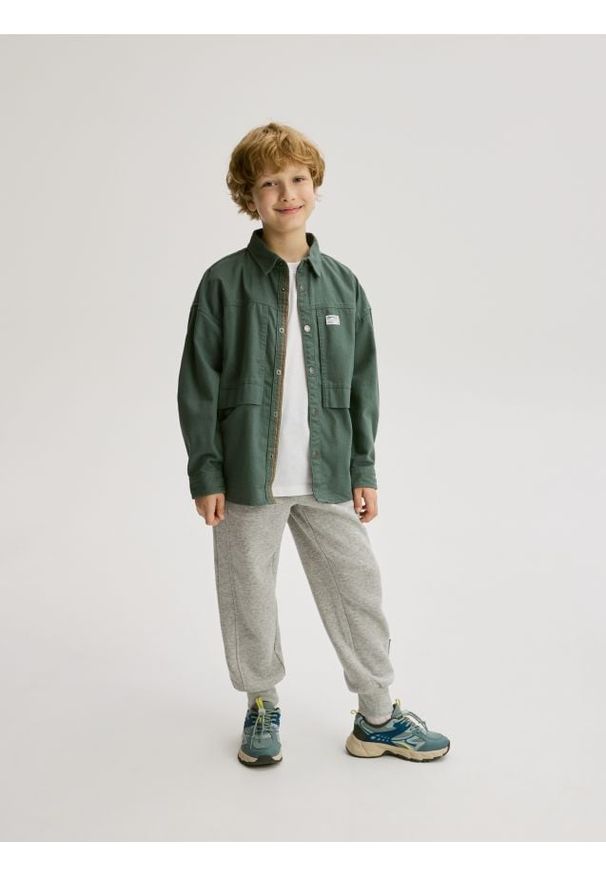 Reserved - Bawełniane joggery z meszkiem - jasnoszary. Kolor: szary. Materiał: bawełna